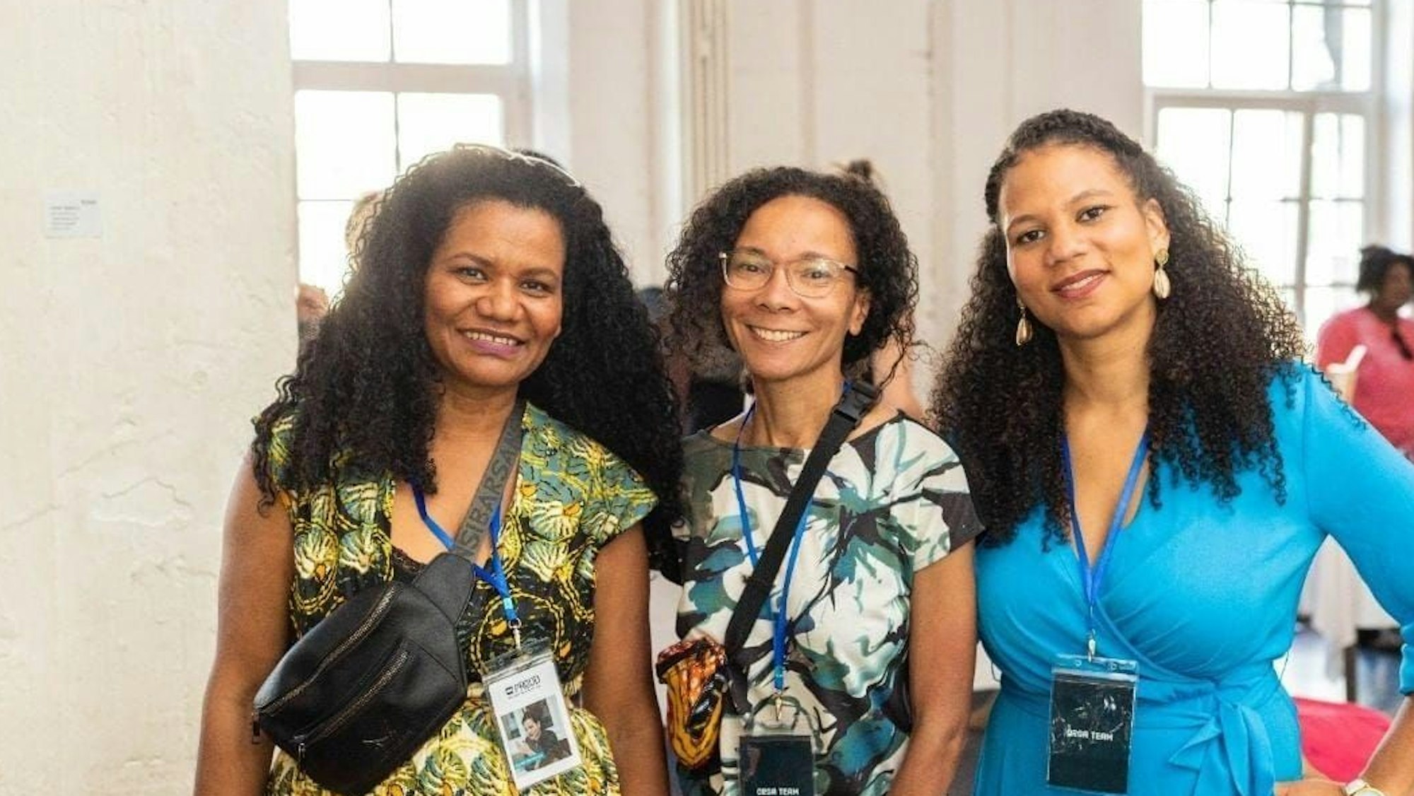 Glenda Obermuller, Jasmin Smalls und Joanna Peprah posieren für ein gemeinsames Foto auf einem von ihnen organisierten Events.