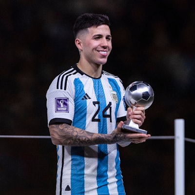 Enzo Fernández bei der WM in Katar mit der Trophäe für den besten jungen Spieler des Turniers.