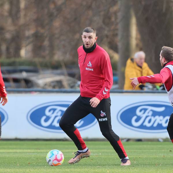 Mit Ball am Fuß: Jeff Chabot führt den Ball auf dem Trainingsplatz des 1. FC Köln.