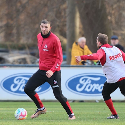 Mit Ball am Fuß: Jeff Chabot führt den Ball auf dem Trainingsplatz des 1. FC Köln.