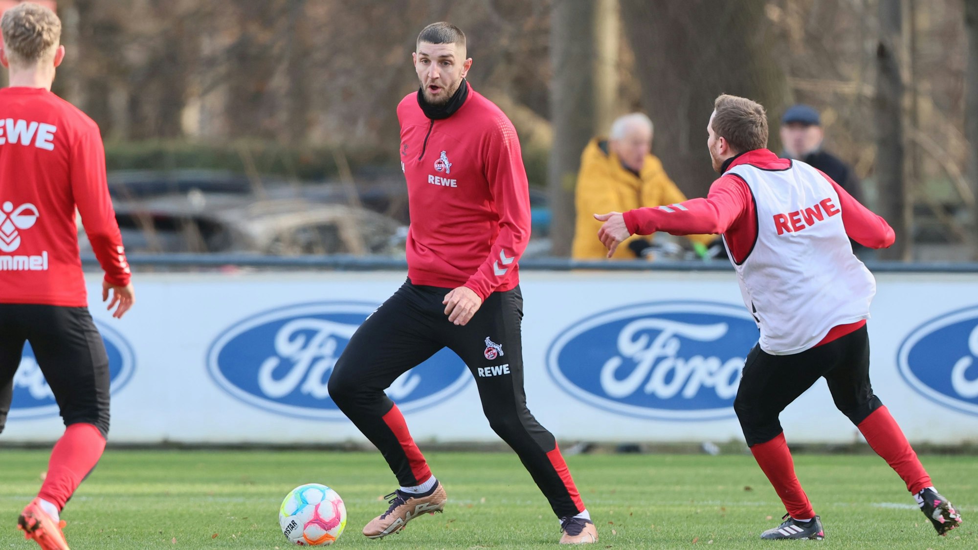Mit Ball am Fuß: Jeff Chabot führt den Ball auf dem Trainingsplatz des 1. FC Köln.