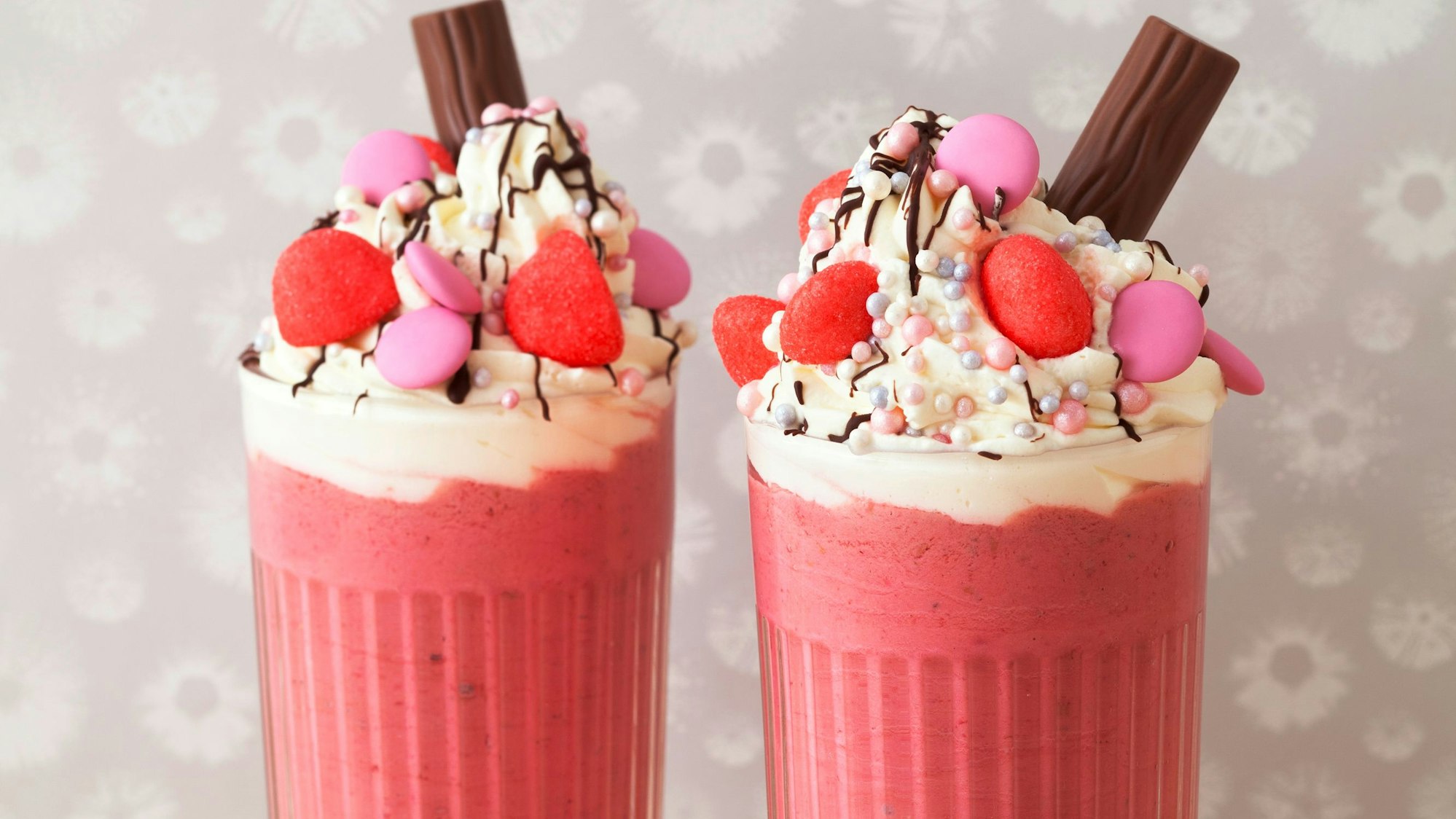 Milchshake mit Sahne und Süßigkeiten