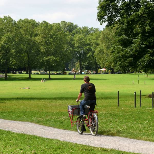 Zu sehen ist eine Fahrradfahrerin im Inneren Grüngürtel.