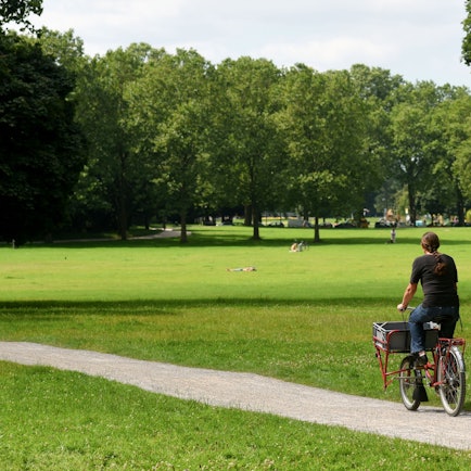 Zu sehen ist eine Fahrradfahrerin im Inneren Grüngürtel.
