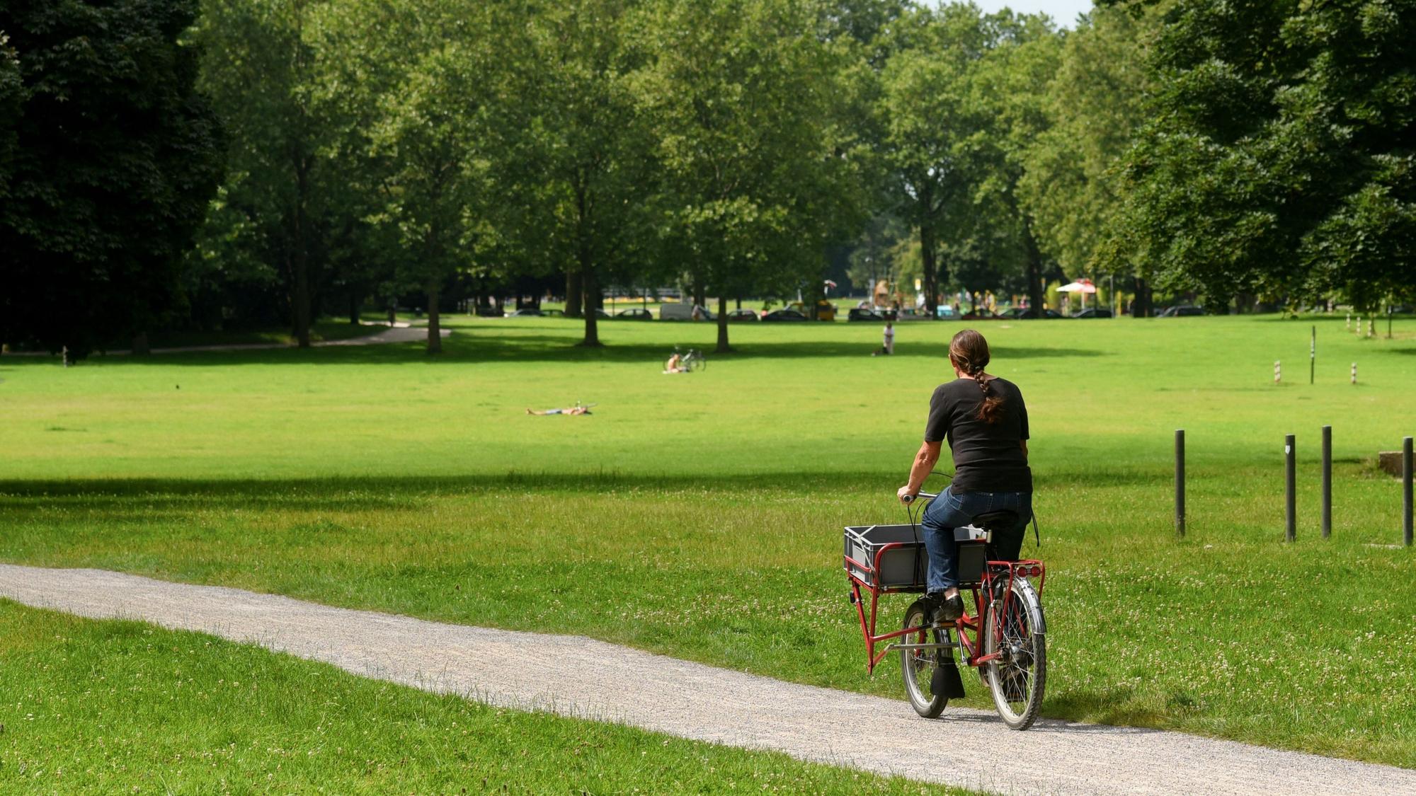 Zu sehen ist eine Fahrradfahrerin im Inneren Grüngürtel.