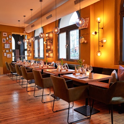 Blick in den großen Speiseraum einer Weinbar