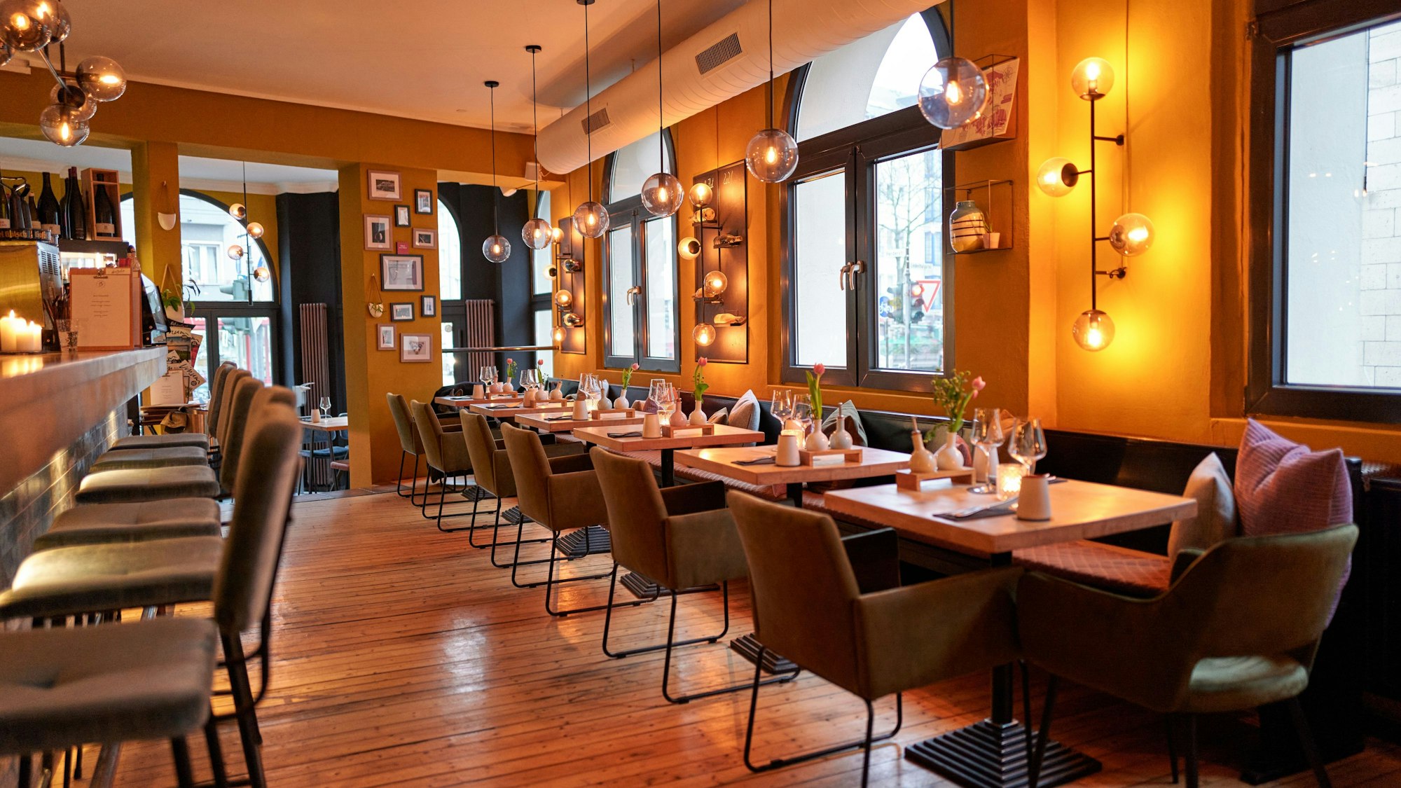 Blick in den großen Speiseraum einer Weinbar