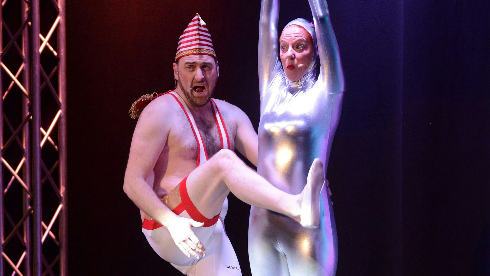 Verkleideter Mann und Frau auf der Bühne