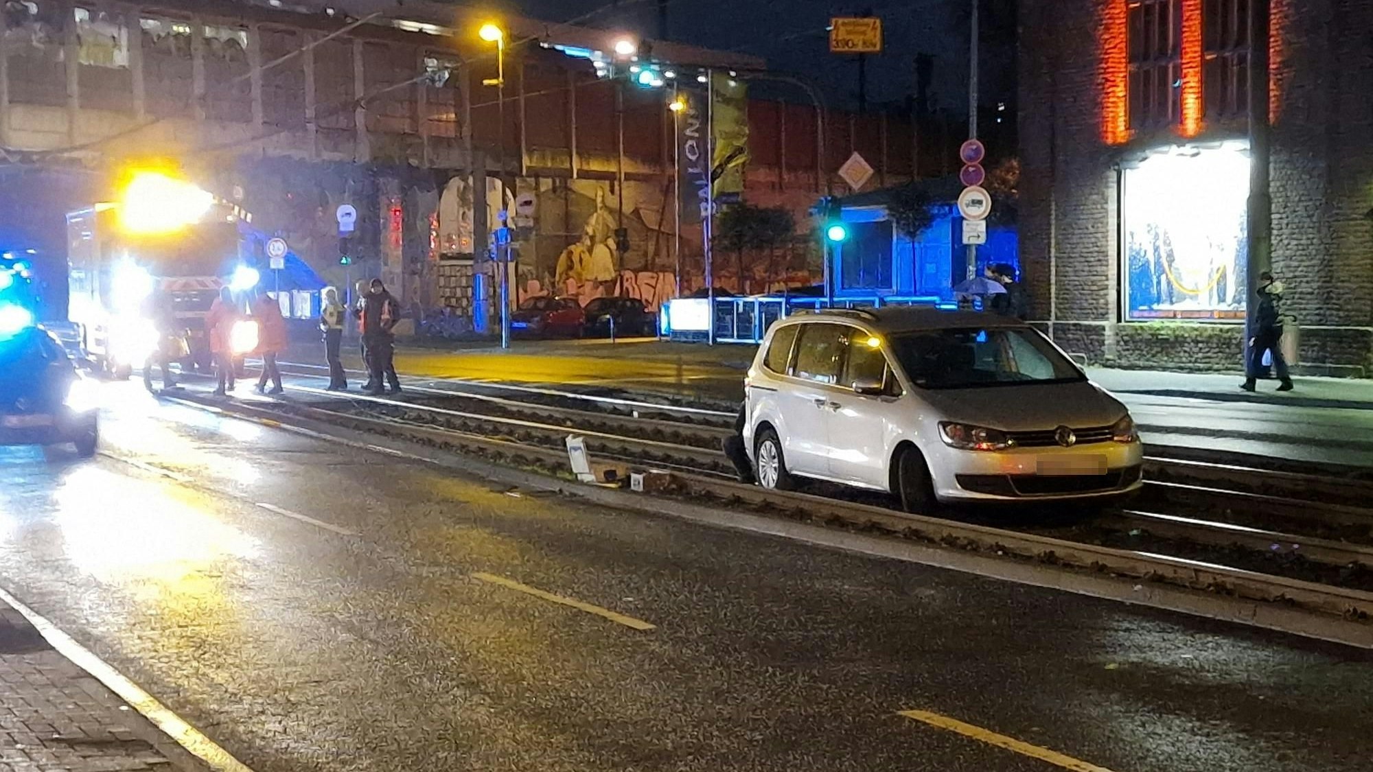 In Köln-Ehrenfeld ist ein Auto auf Schienen gefahren.