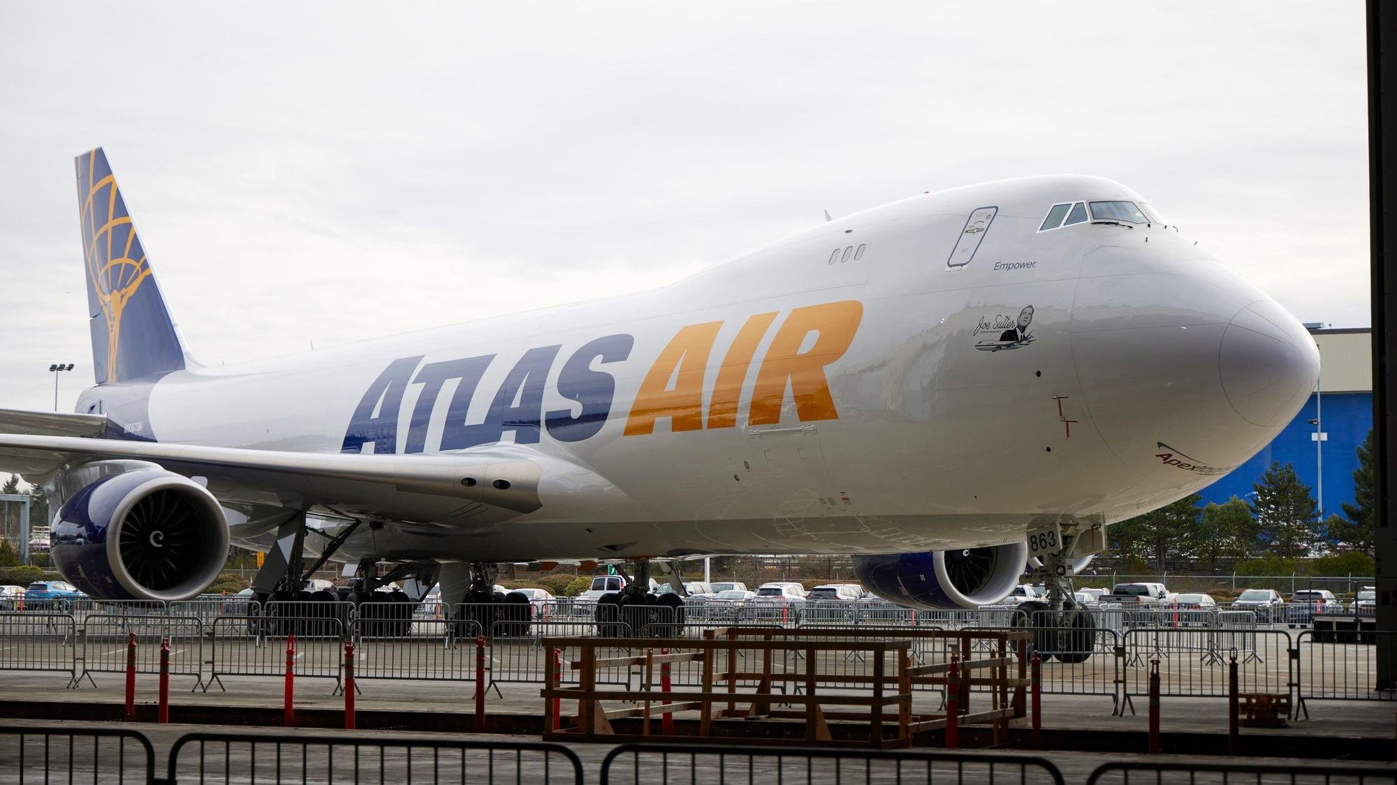 Die letzte Boeing 747 wird im Montagewerk während einer Zeremonie zur Auslieferung des Jumbo-Jets an Atlas Air ausgestellt.