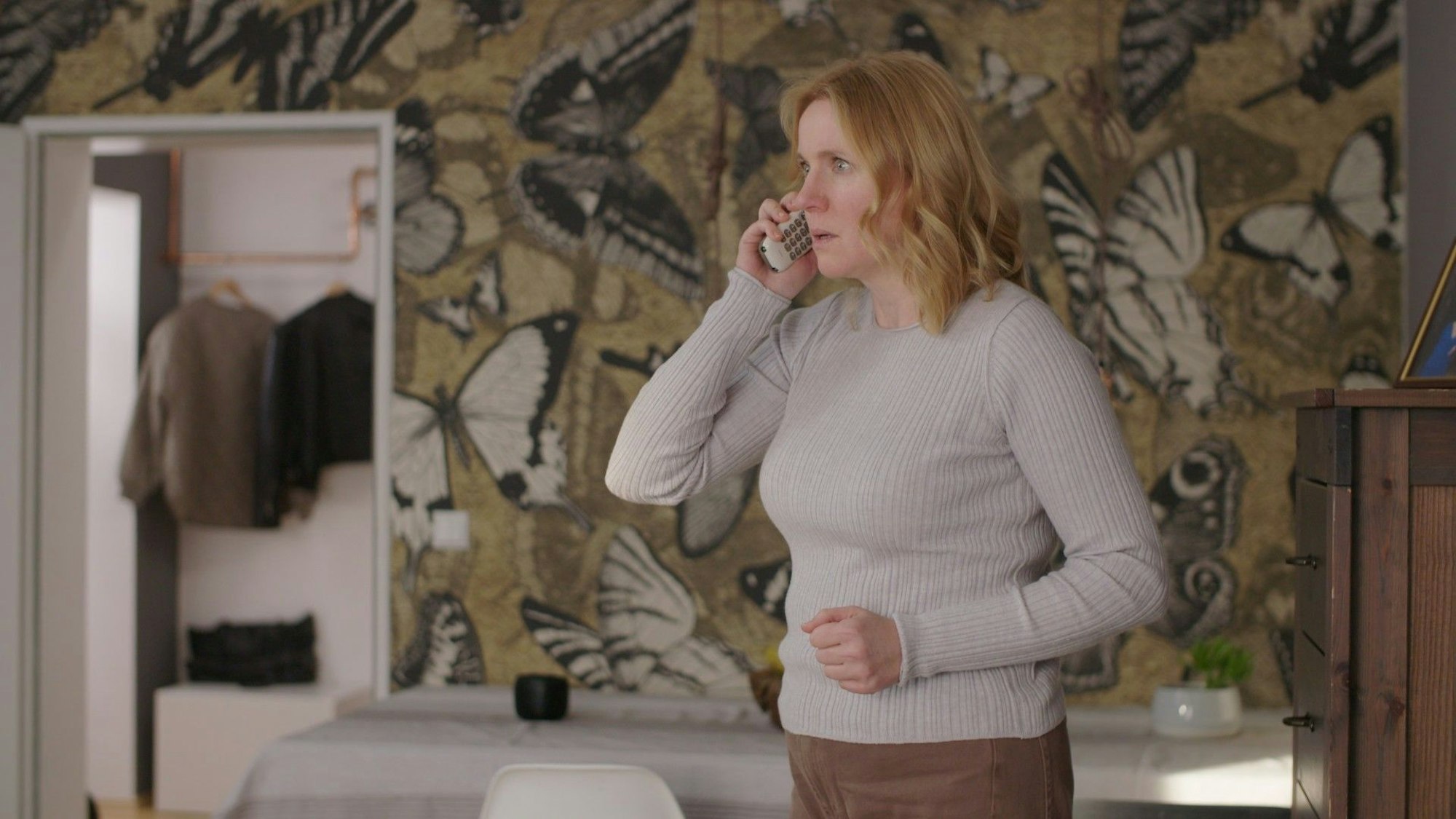 Das Bild zeigt eine junge Frau, sie heißt Jolanta und steht unter Schock (Winnie Böwe).