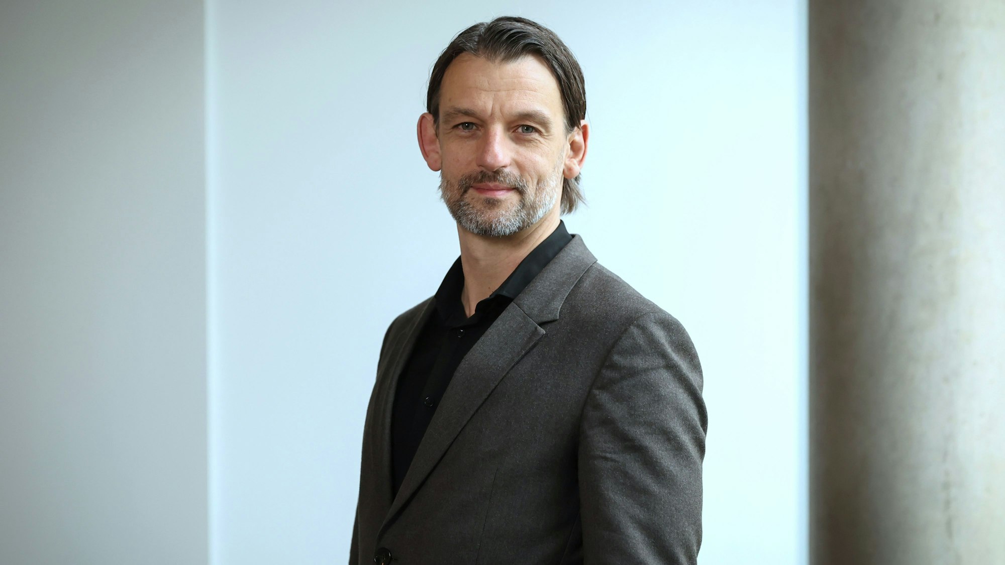 Umweltdezernent William Wolfgramm in einem grauen Sakko und schwarzen Hemd.