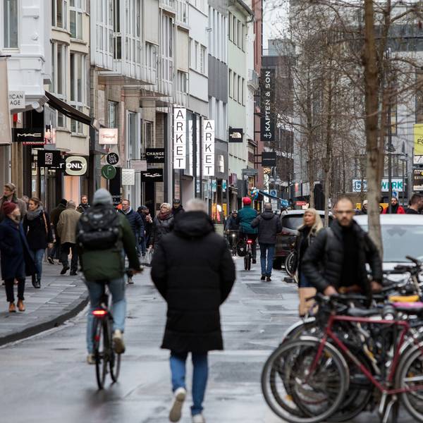 20.12.2022, Köln: Die Ehrenstraße ist für dem Autoverkehr gesperrt. Seitdem sind dort mehr Fußgänger unterwegs.
Foto: Michael Bause