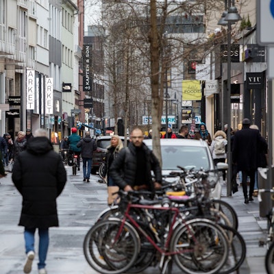20.12.2022, Köln: Die Ehrenstraße ist für dem Autoverkehr gesperrt. Seitdem sind dort mehr Fußgänger unterwegs.
Foto: Michael Bause