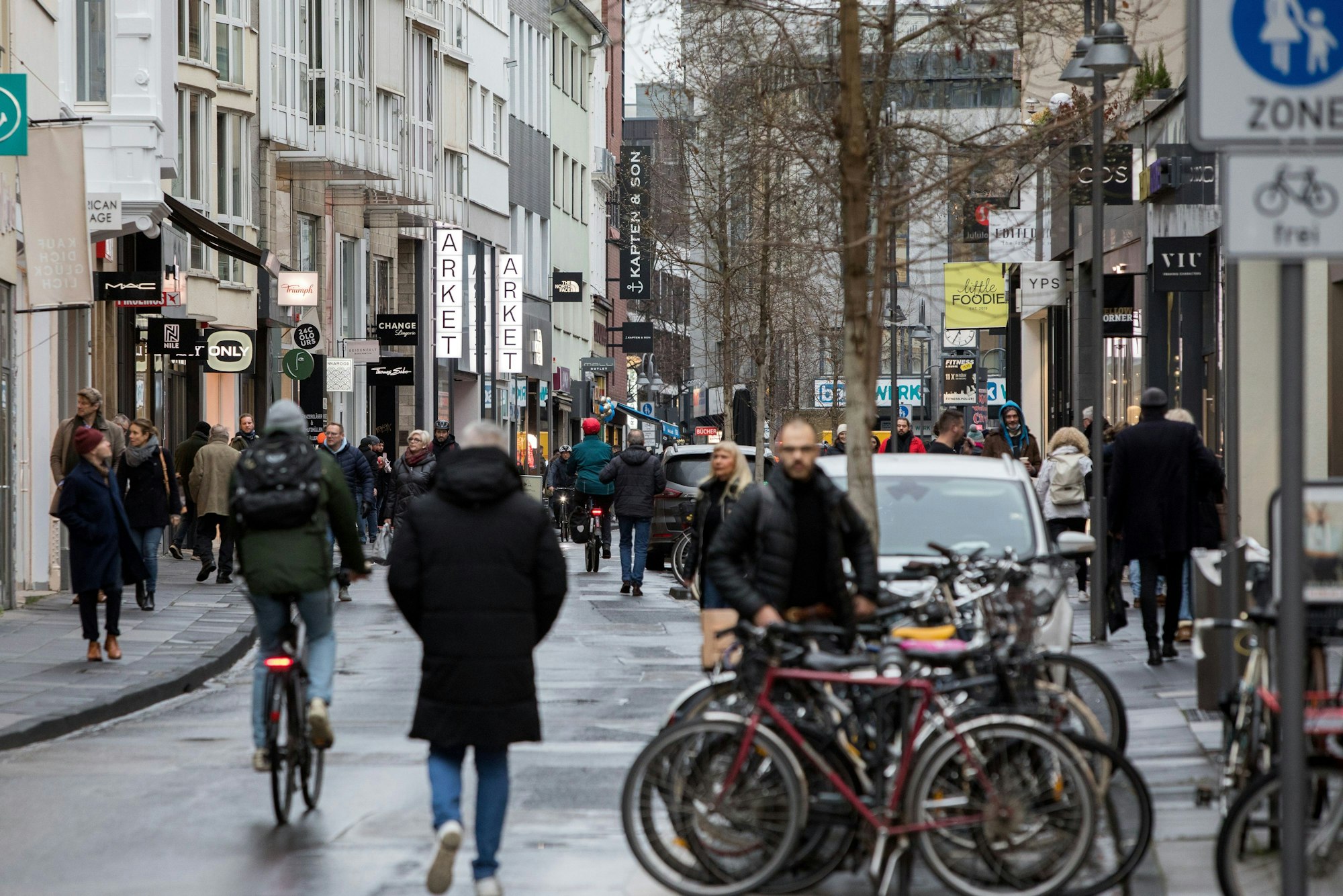 20.12.2022, Köln: Die Ehrenstraße ist für dem Autoverkehr gesperrt. Seitdem sind dort mehr Fußgänger unterwegs.
Foto: Michael Bause