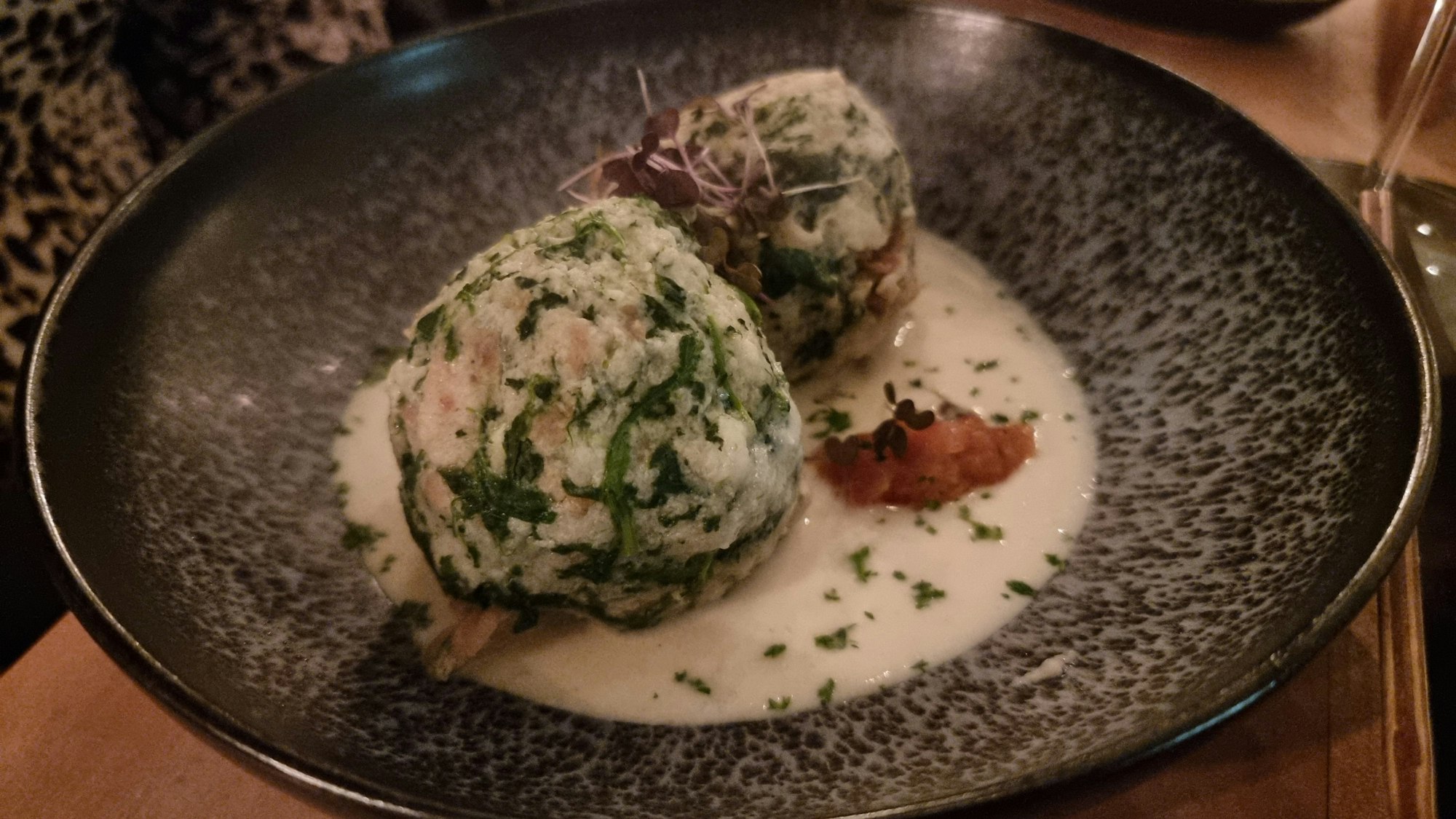 Knödel und Sauce auf einem Teller