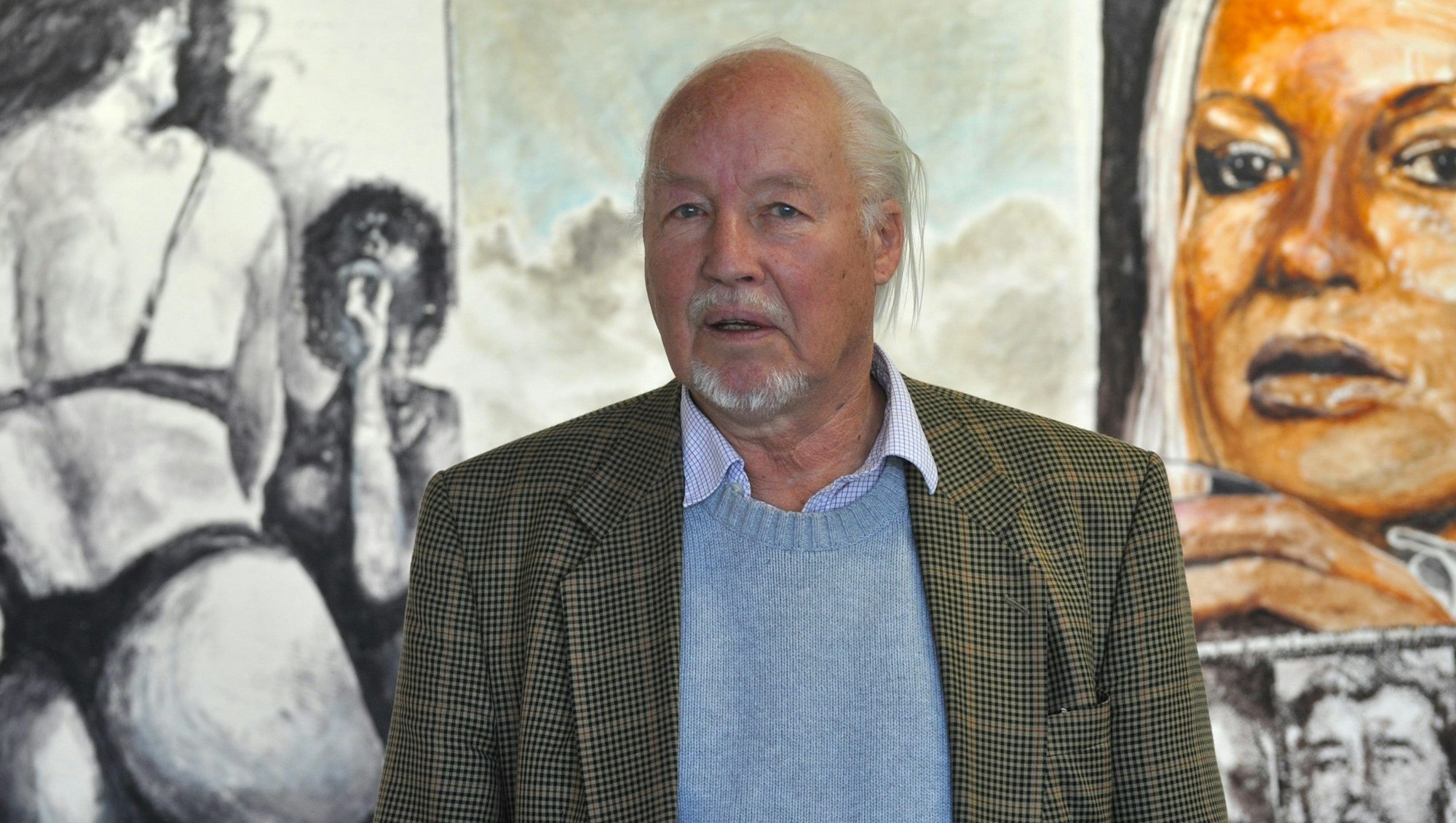 Lutz Diese vor seinen Bildern