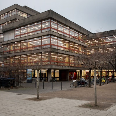 Die Zentralbibliothek am Neumarkt von außen.