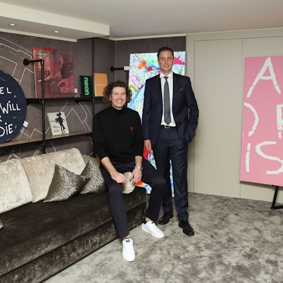Künstler Sascha Dahl (l.) und Hoteldirektor Alexander Lalk in der mit Kunstwerken versehenen Suite