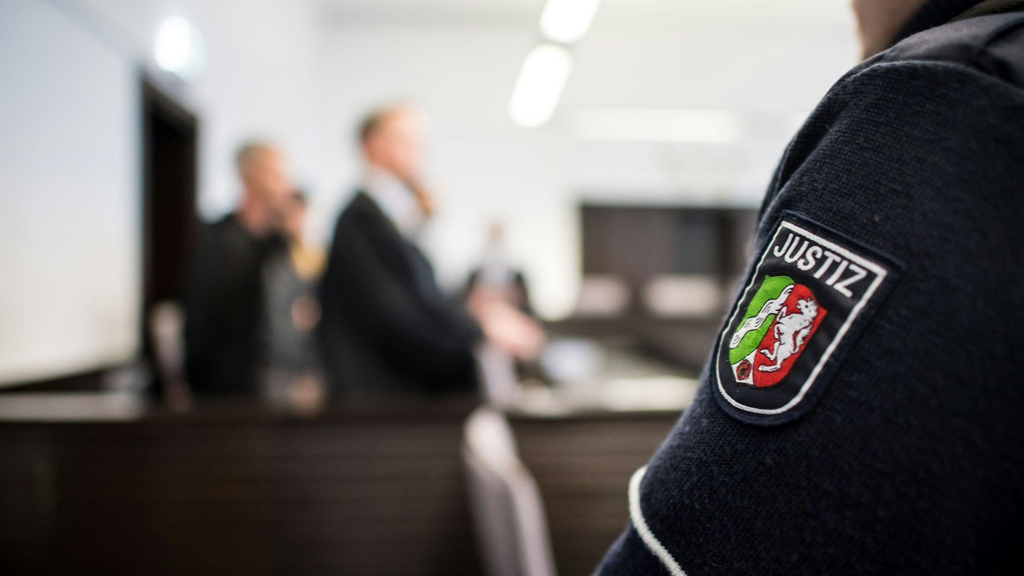 Ein Justizbeamter steht bei einem Prozess 2018 in einem Saal des Landgerichts in Paderborn.