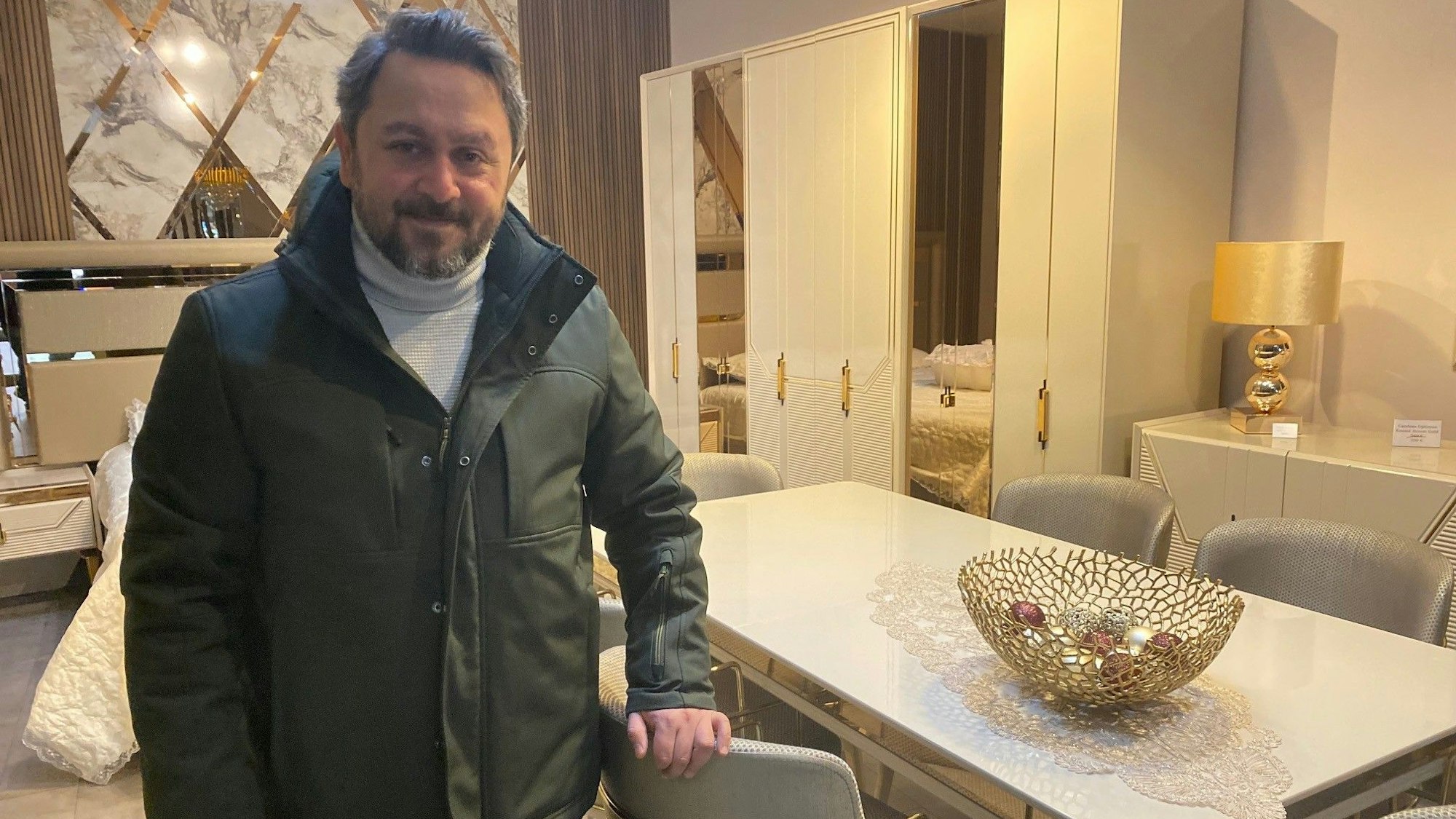 Salih Burucu steht in seinem Geschäft „Klass Home“ an der Kölnstraße in Brühl. Dort bietet er seit kurzem Möbel und Accessoires an.