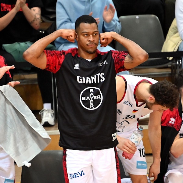 Ein Basketballer spannt seine Oberarmmuskeln an.