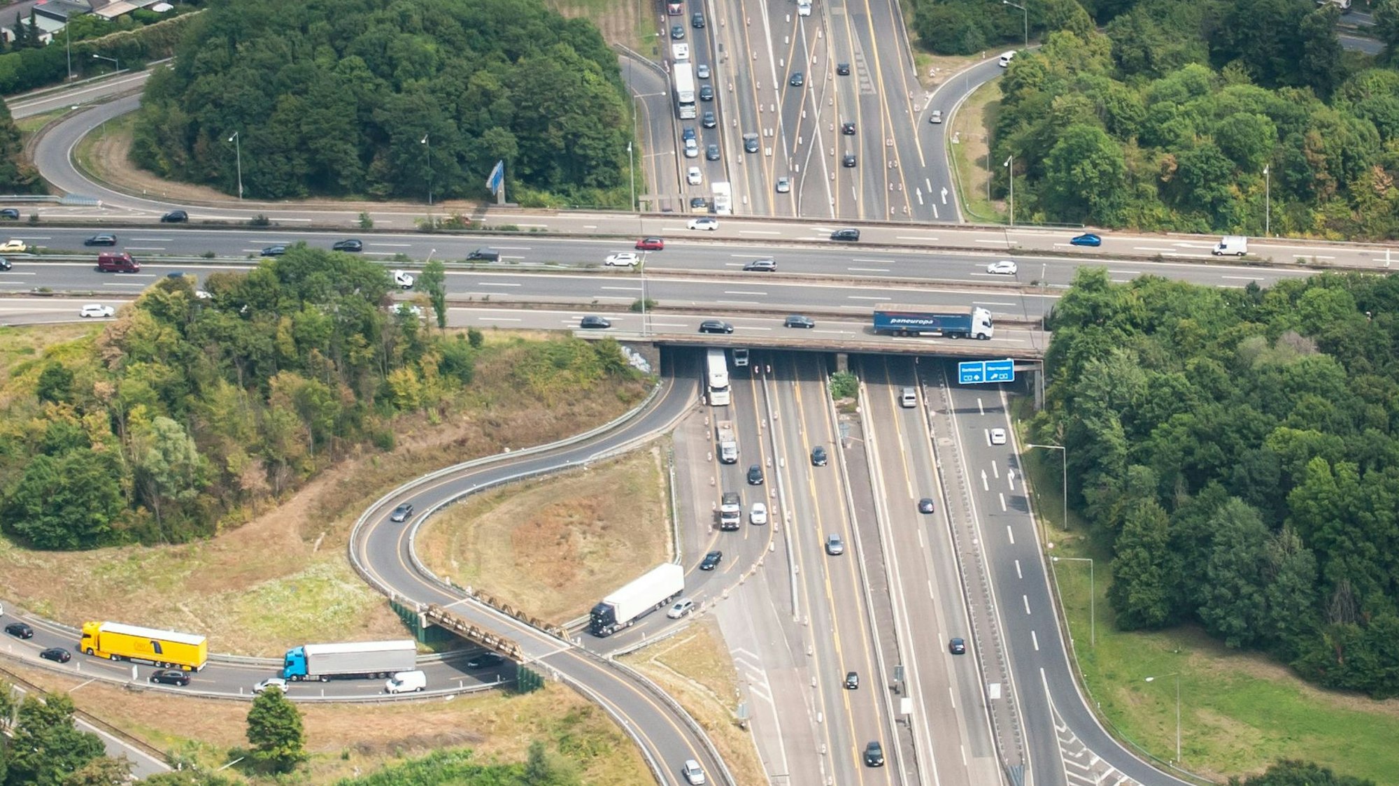 Brücke im Autobahnkreuz Leverkusen