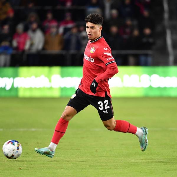 Ayman Azhil dribbelt mit dem Ball