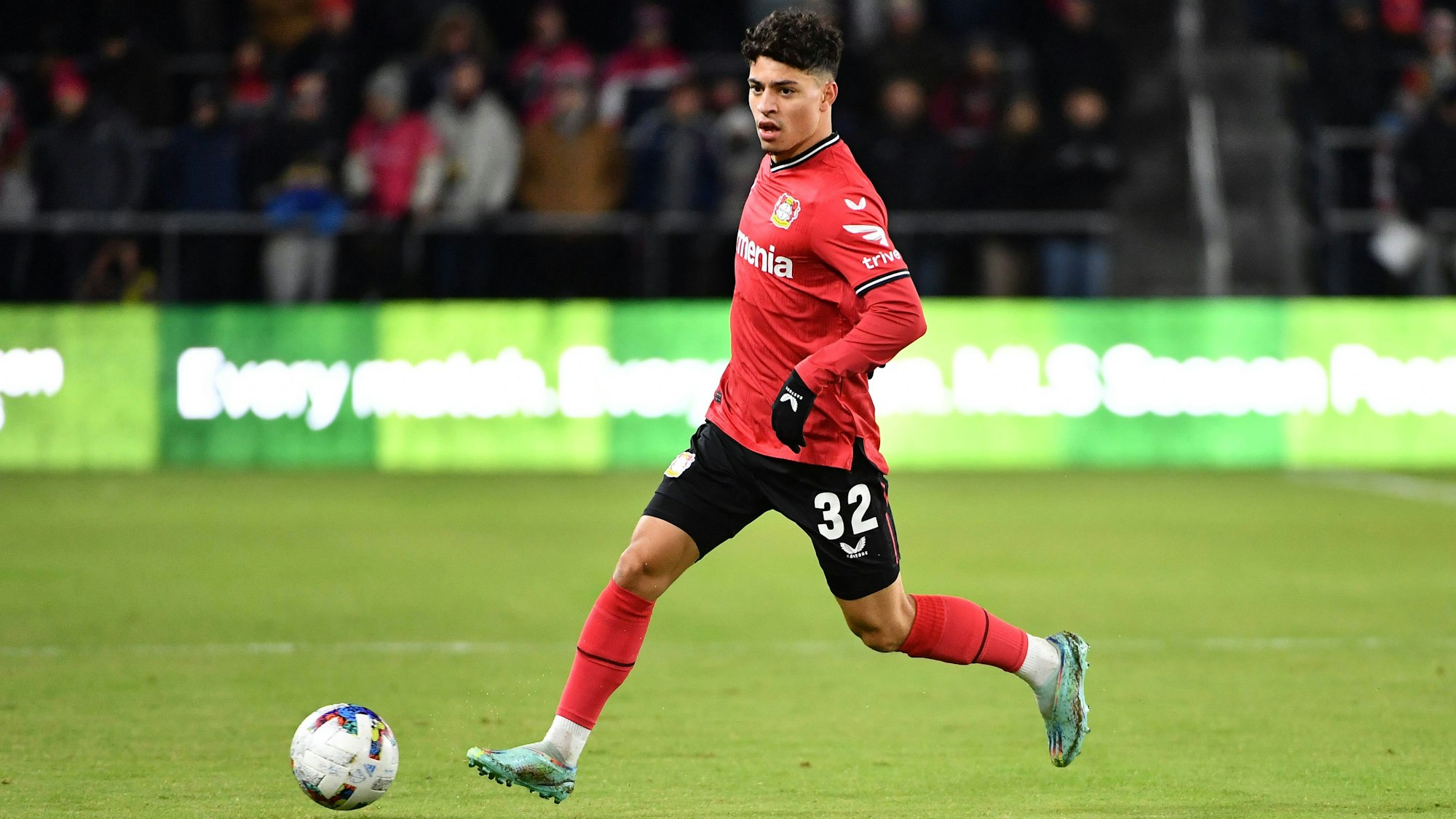 Ayman Azhil dribbelt mit dem Ball