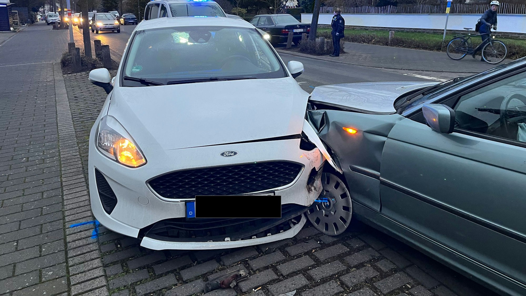 Bei einem Unfall auf der Frankfurter Straße sind zwei Menschen verletzt worden.