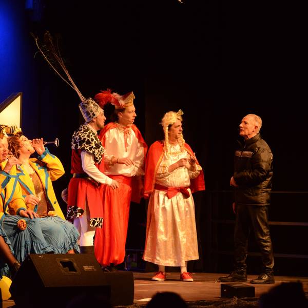 Premiere der alternativen Sitzung in der Abenteuerhalle Kalk. Schauspieler stehen in Kostümen auf der Bühne.