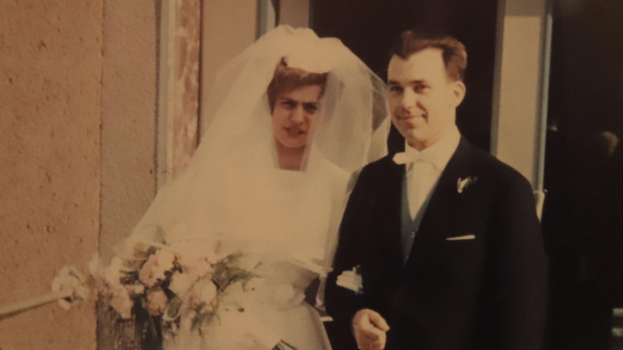 Ein historisches Foto zeigte Heinz und Ute Rösel nach der Trauung.