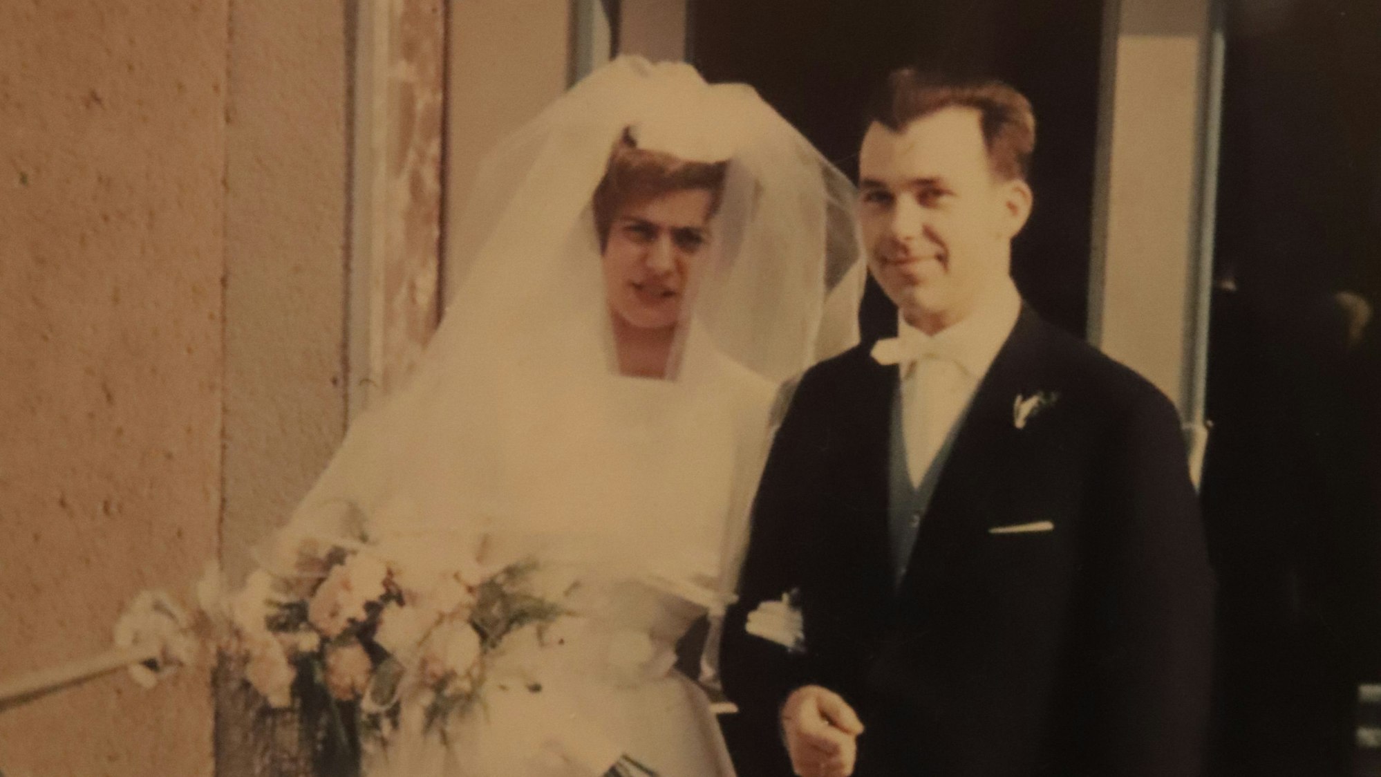 Ein historisches Foto zeigte Heinz und Ute Rösel nach der Trauung.