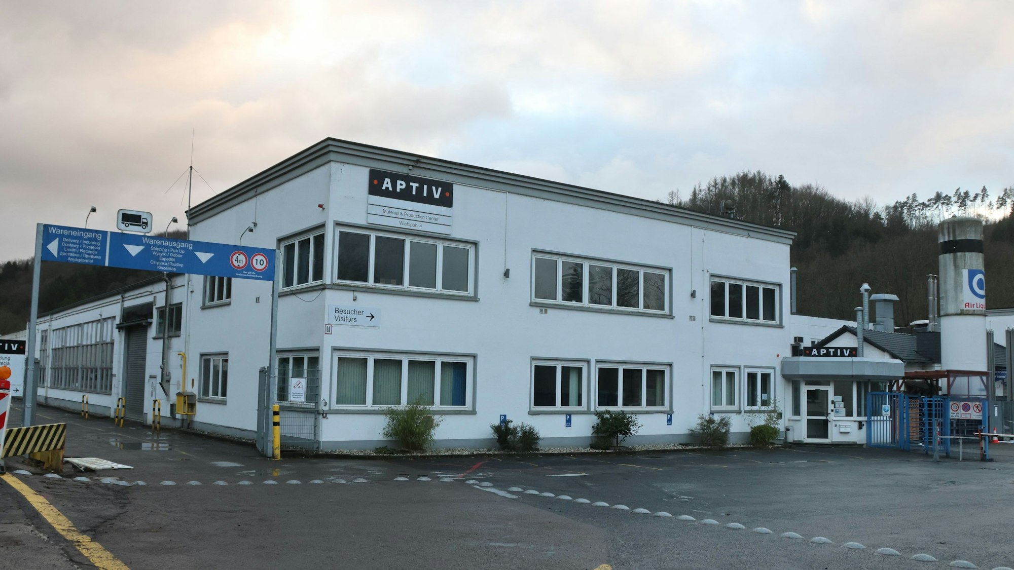 Ein Firmengebäude in Form eines weißen, eckigen Hauses ist zu sehen.