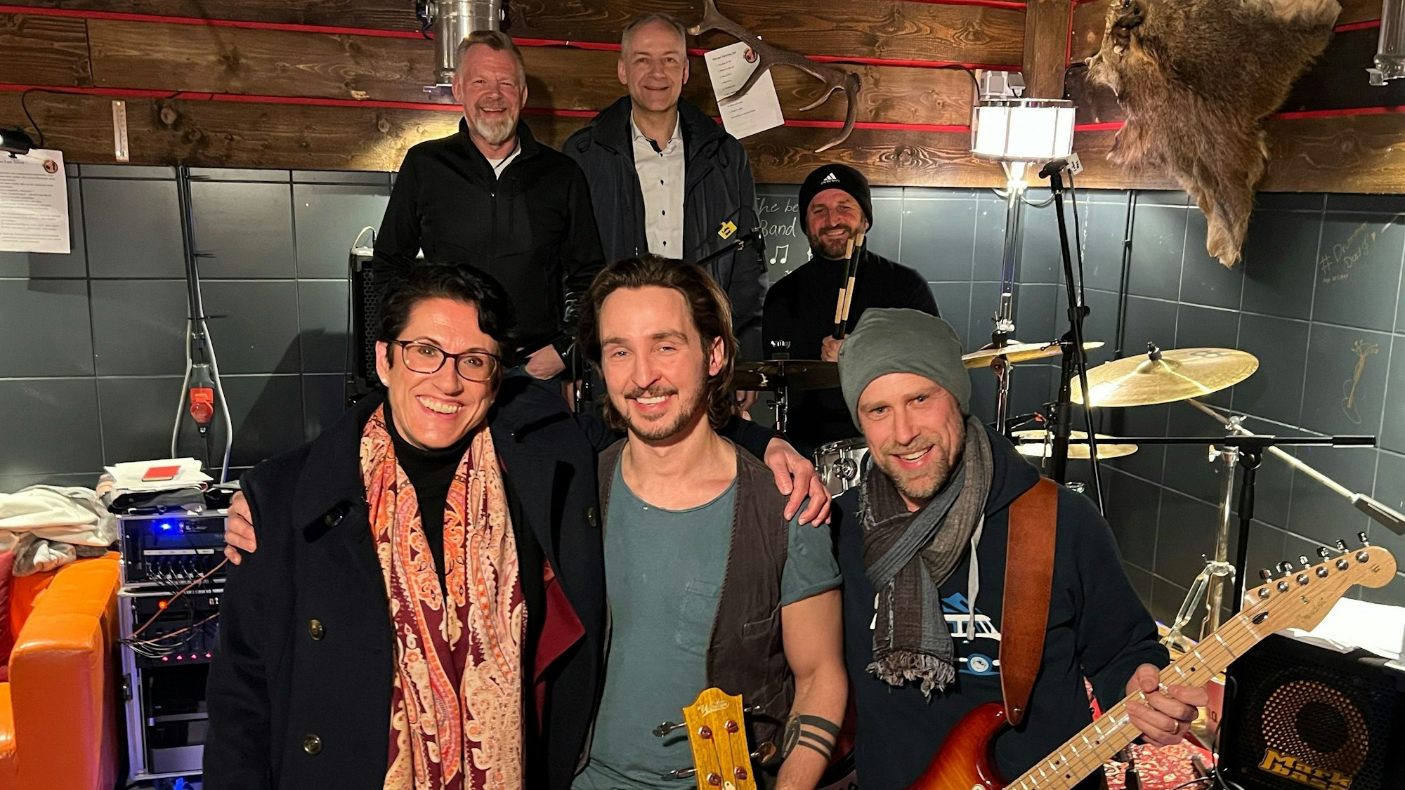 Die Dad Beatz und Simin Fakhim-Haschemi (u.l.) und Hans Baedorf (o.M.) vom Krankenhaus-Förderverein