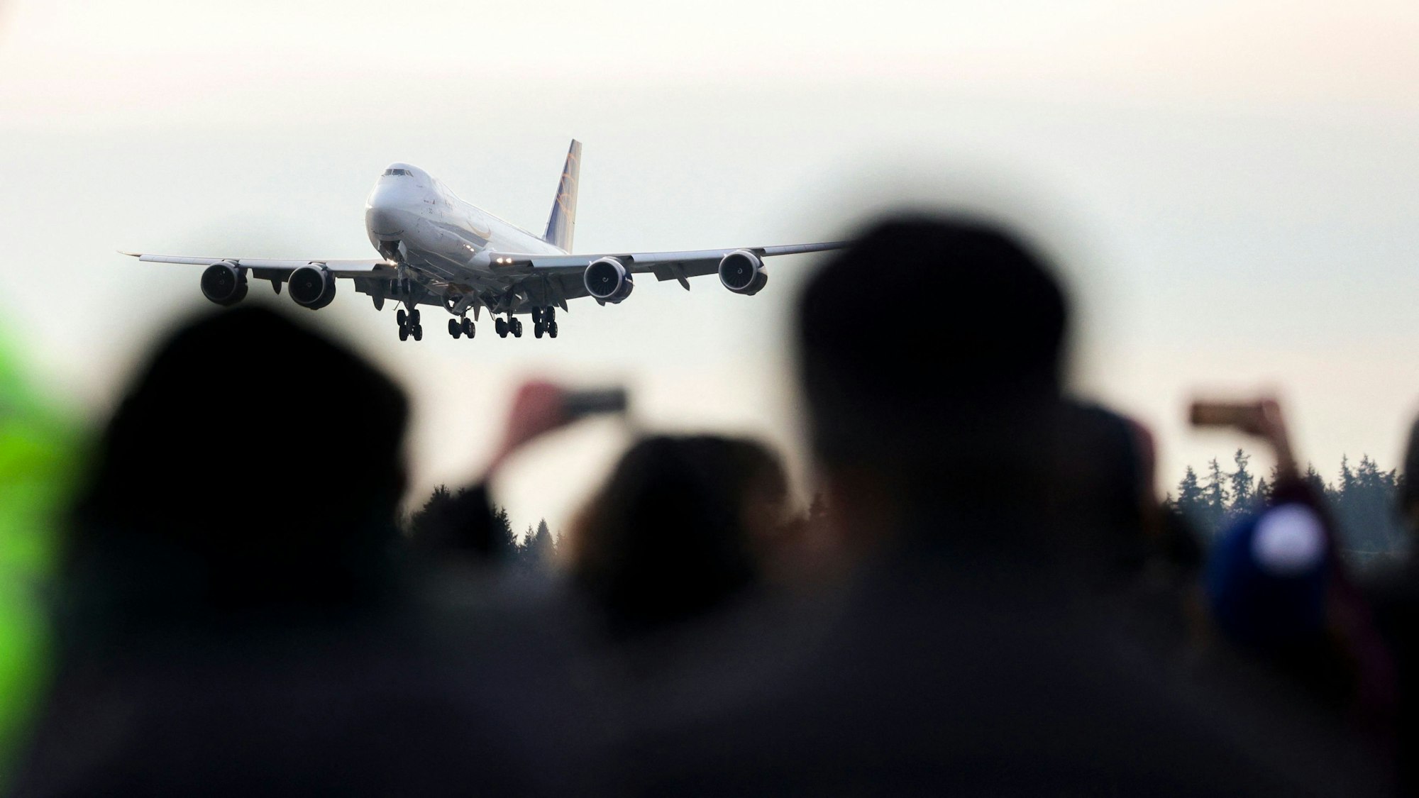 Zahlreiche Zuschauerinnen und Zuschauer waren an einen Flughafen im Bundesstaat Washington gekommen, um den Abschied der 747 zu beobachten.