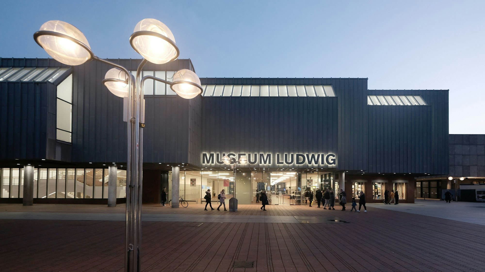 Das Bild zeigt das Museum Ludwig von außen.