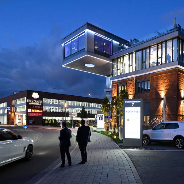 Die illuminierte Halle 51 in der Dämmerung.