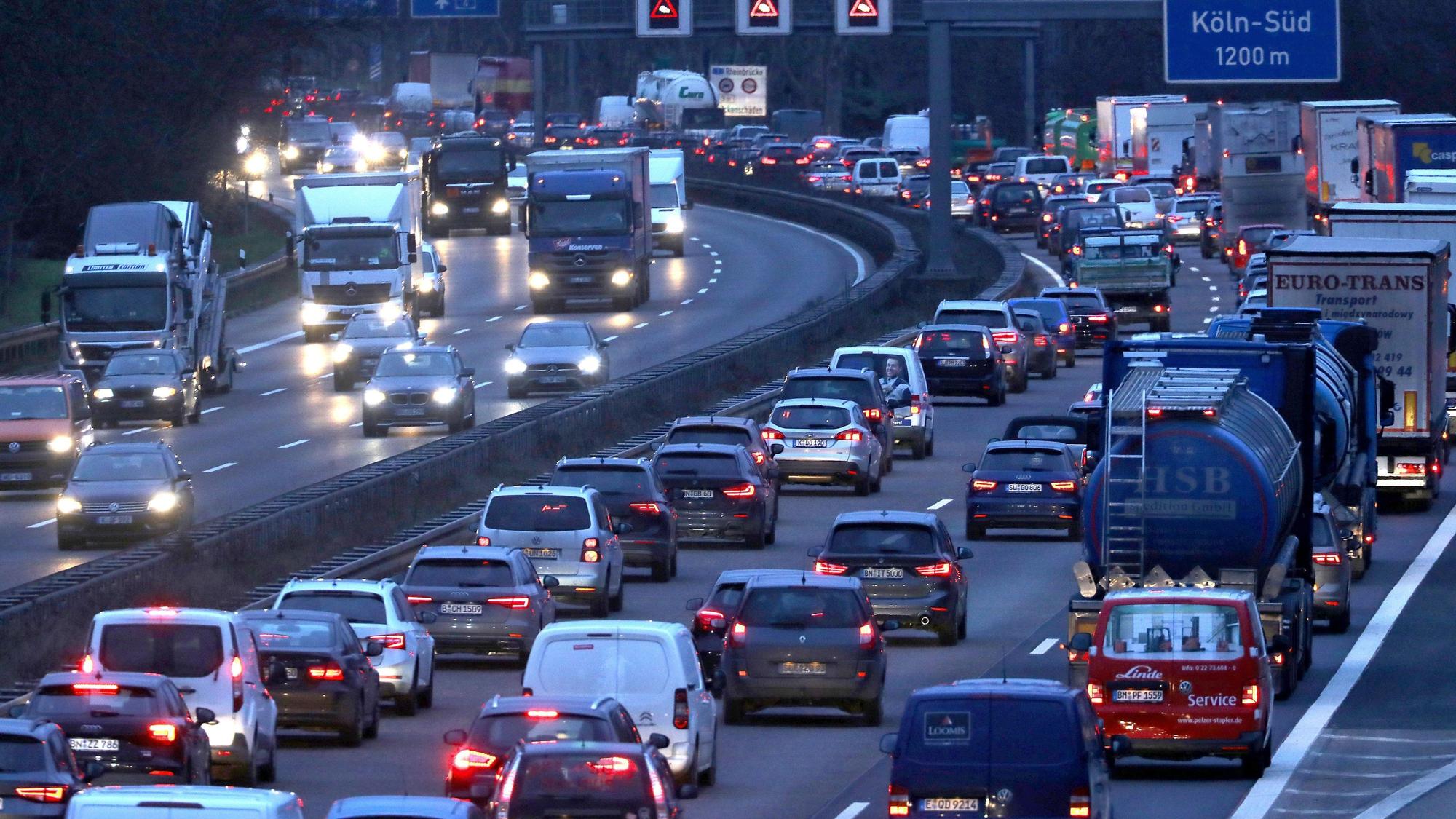 Autos und Lkw stehen im morgendlichen Berufsverkehr auf der Autobahn A555 im Stau. Auf der A555 ist viel los. Sie ist die älteste Autobahn Deutschlands.