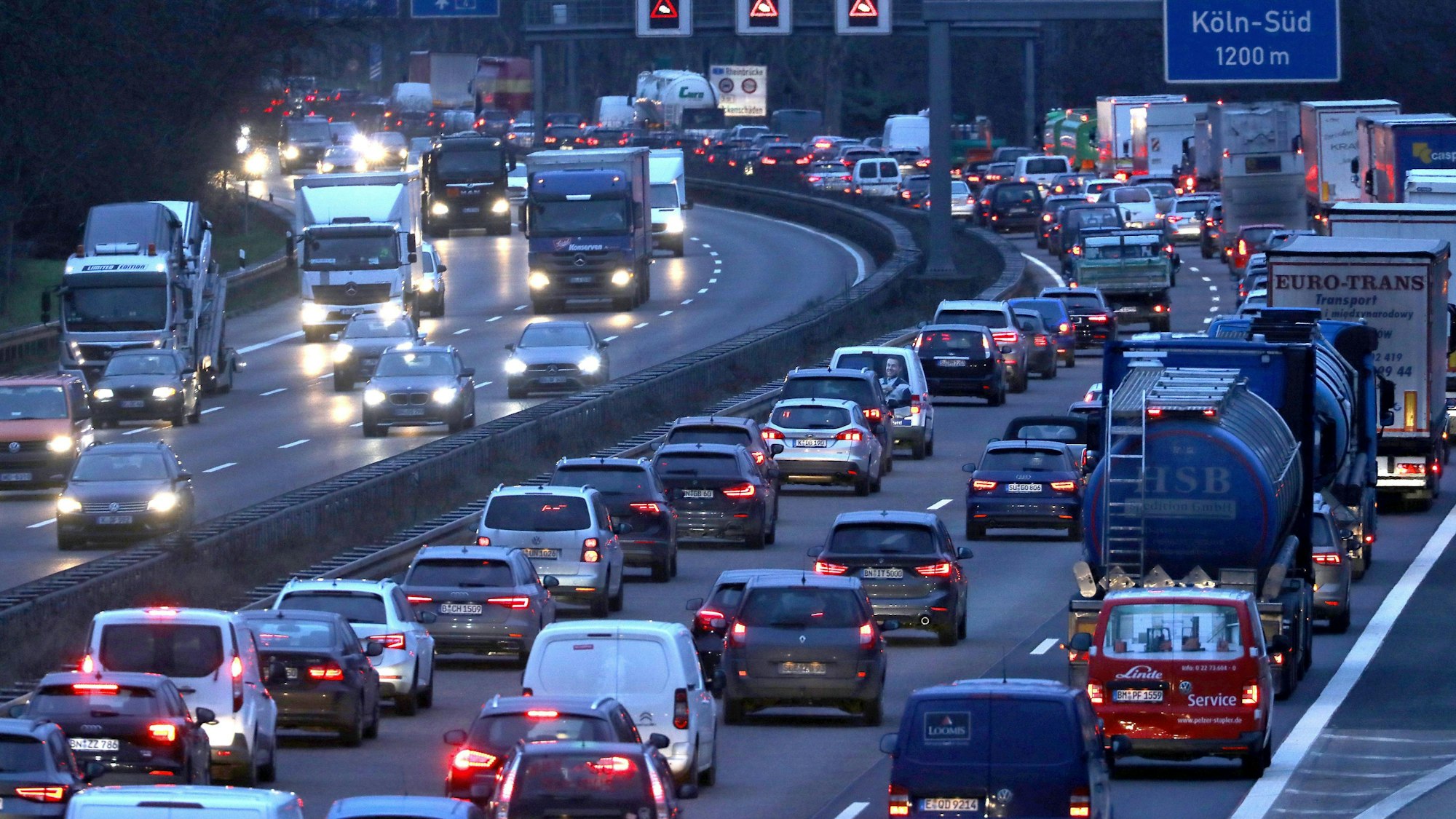 Autos und Lkw stehen im morgendlichen Berufsverkehr auf der Autobahn A555 im Stau. Auf der A555 ist viel los. Sie ist die älteste Autobahn Deutschlands.