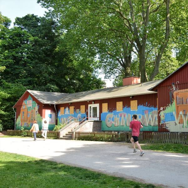 Fünf Personen stehen vor einem schwedischen, rot gestrichenen Holzhaus: Bettina Wente, William Wolfgramm, Per Thöresson, Ela Lichtenberg und Dr. Juliane Kronen.