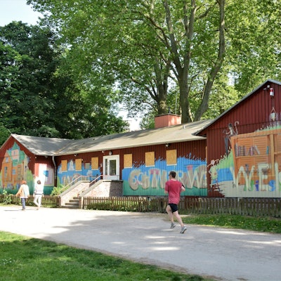Fünf Personen stehen vor einem schwedischen, rot gestrichenen Holzhaus: Bettina Wente, William Wolfgramm, Per Thöresson, Ela Lichtenberg und Dr. Juliane Kronen.