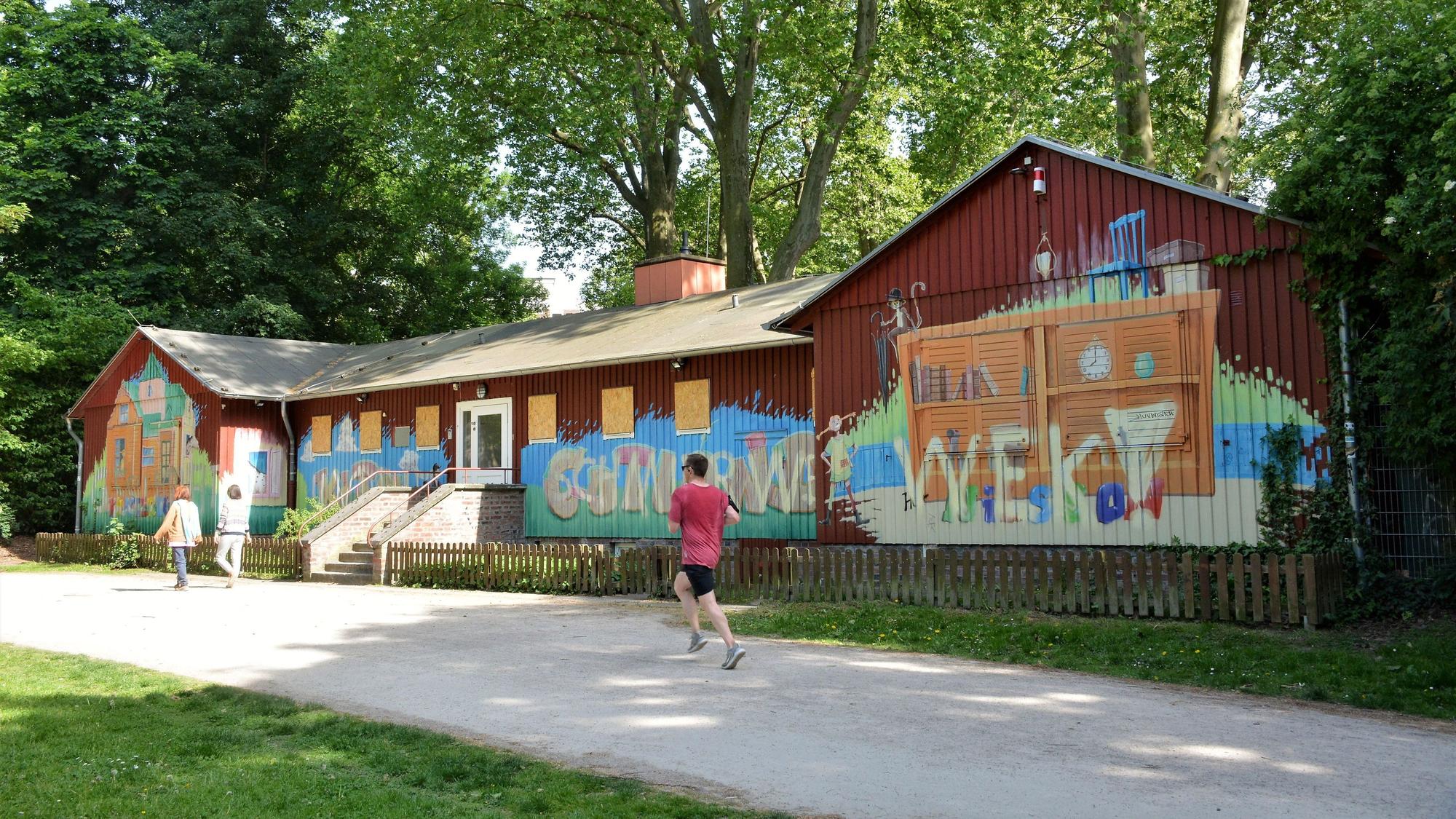 Fünf Personen stehen vor einem schwedischen, rot gestrichenen Holzhaus: Bettina Wente, William Wolfgramm, Per Thöresson, Ela Lichtenberg und Dr. Juliane Kronen.