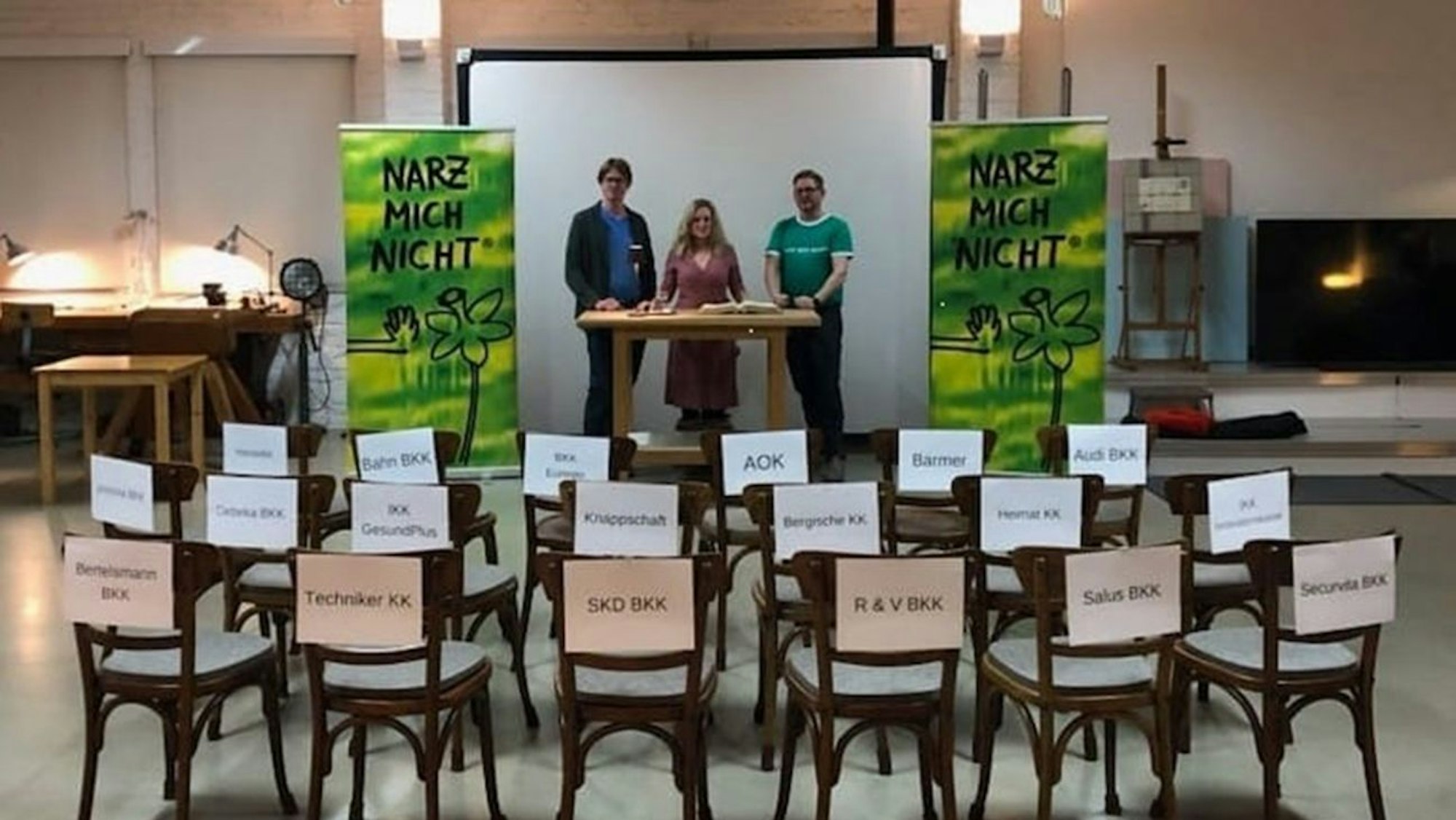 Die Initiatoren der Narzismus-Initiative stehen im Diskussionsraum auf dem Podium.