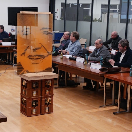 Auf einer Glasscheibe ist das Gesicht der Schriftstellerin Ruth Rehmann abgebildet