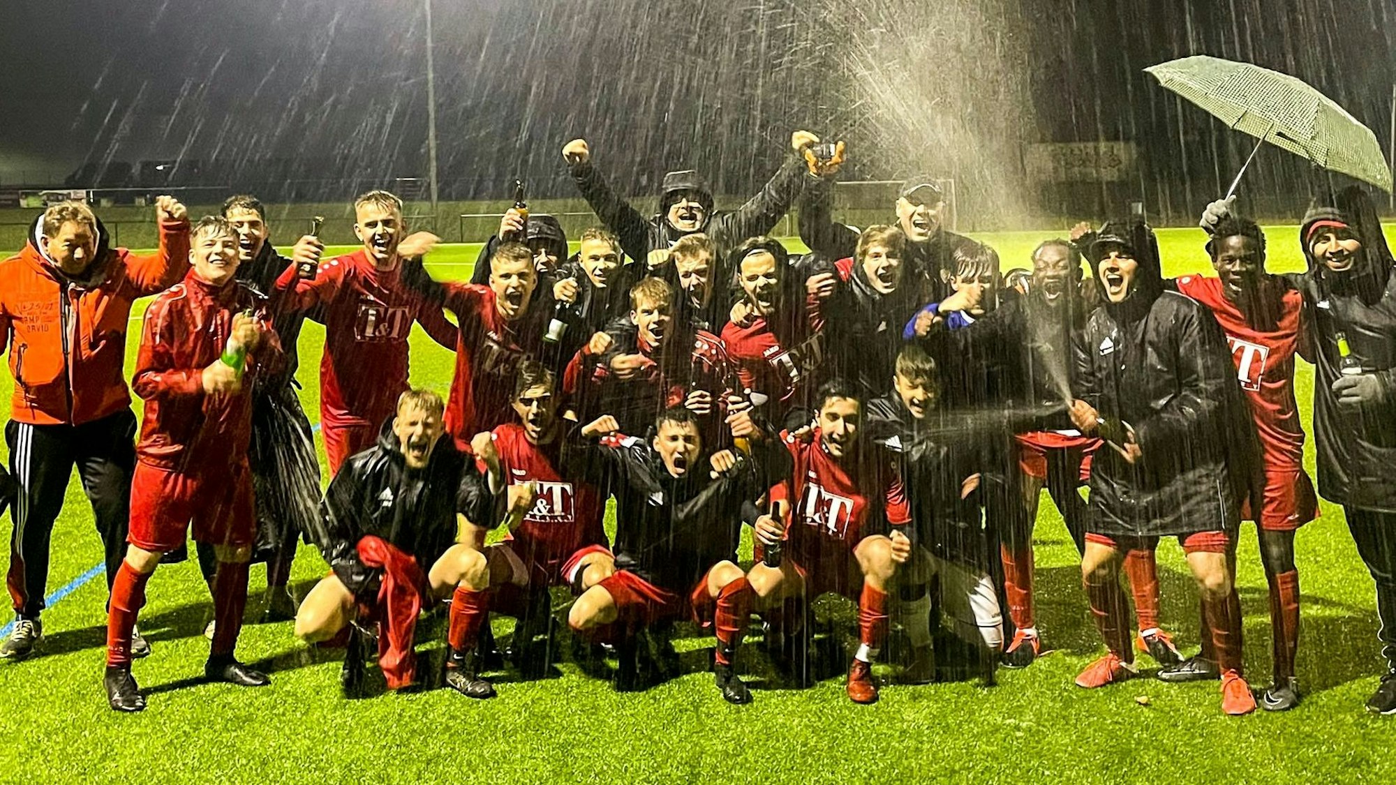 Die JSG Erft 01 stand als erster Aufsteiger in die Kreisliga A fest und feierte dies feucht-fröhlich.