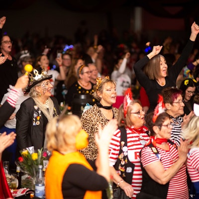 Bei der Euskirchener Damensitzung ließen 800 jecke Wiever in der Alten Tuchfabrik die Puppen tanzen.