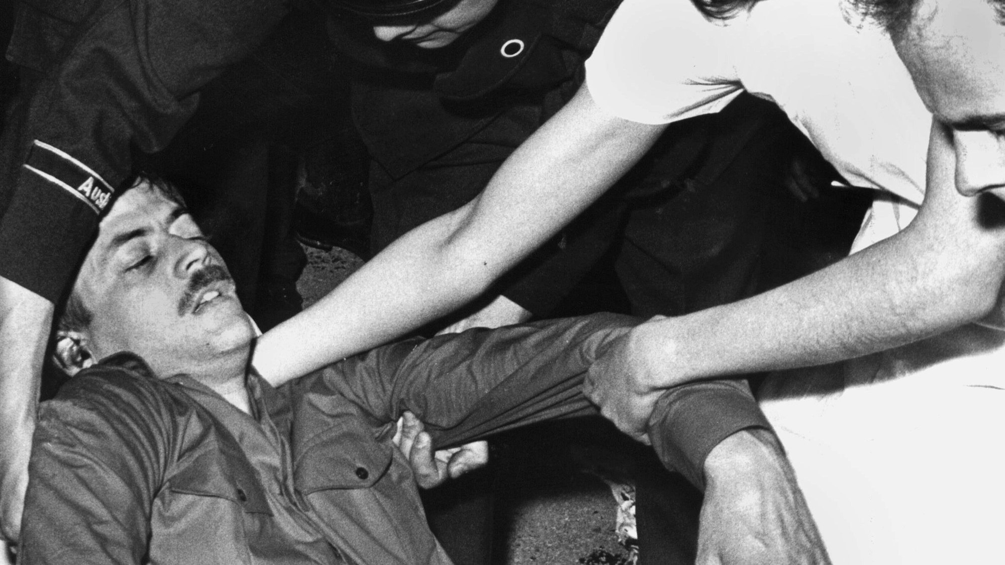 Benno Ohnesorg ist am 02.06.1967 bei seiner Einlieferung ins Krankenhaus umringt von Helfern des Roten Kreuzes.