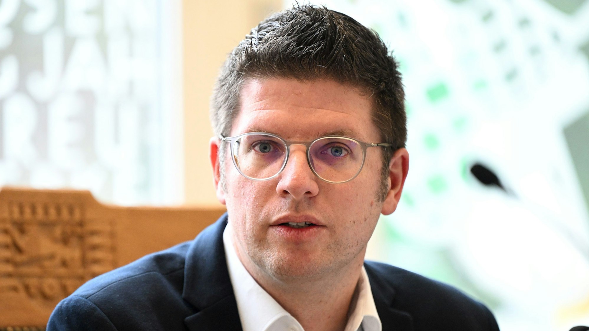 Stephan Muckel ist im Porträt zu sehen.