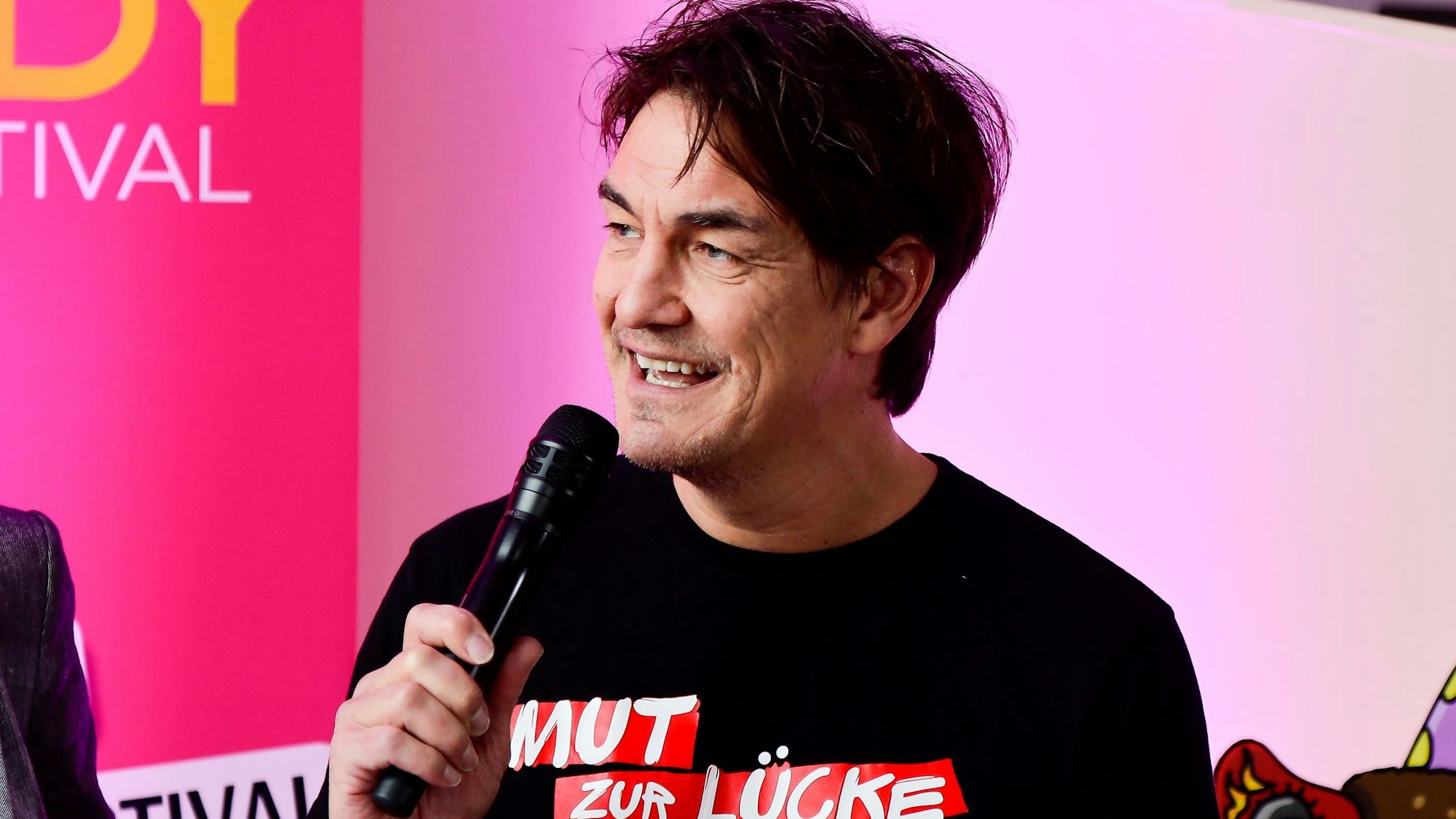 Matze Knop mit einem T-Shirt, auf dem der Titel seines Programms steht: Mut zur Lücke.